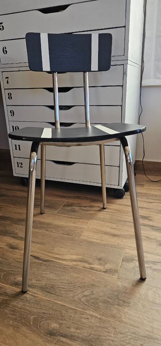 Silla vintage restaurada blanco-negro