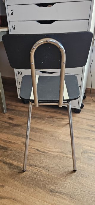 Silla vintage restaurada blanco-negro