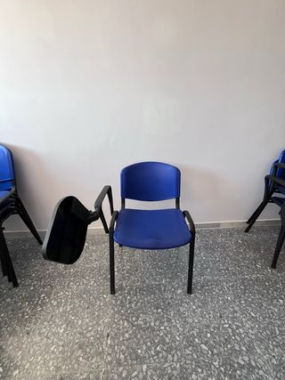 Silla oficina azul con reposabrazos