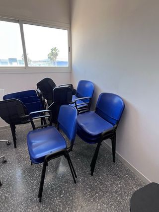Silla oficina azul con reposabrazos