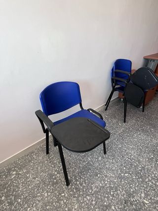 Silla oficina azul con reposabrazos