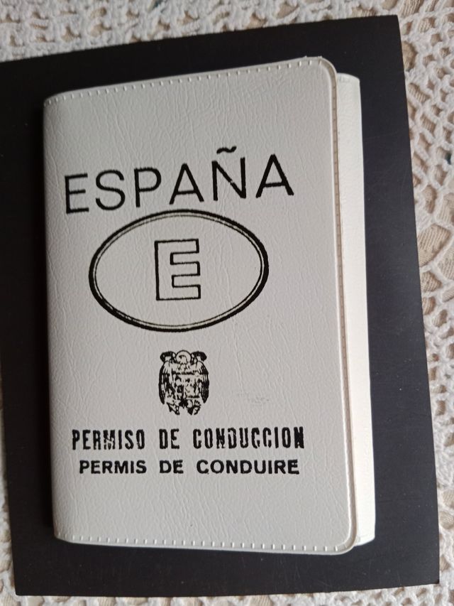 Vecchia copertina della patente di guida in spagnolo.