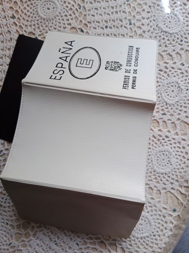 Vecchia copertina della patente di guida in spagnolo.