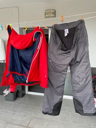 Traje esquí rojo y gris