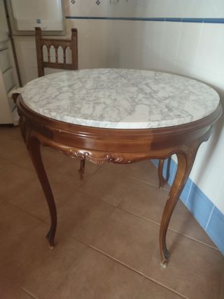 Mesa redonda mármol y nogal. Antigüedad 