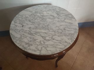 Mesa redonda mármol y nogal. Antigüedad 