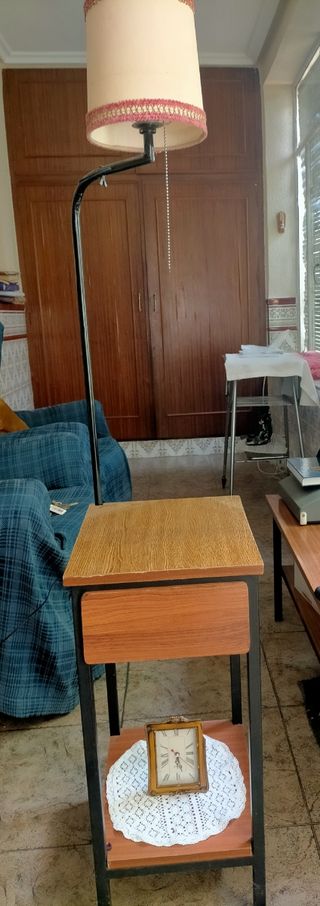 Mesita auxiliar con lampara, un cajoncito y repisa