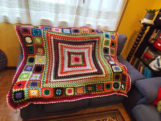 Manta crochet multicolor recién hecha a mano