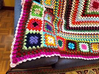 Manta crochet multicolor recién hecha a mano
