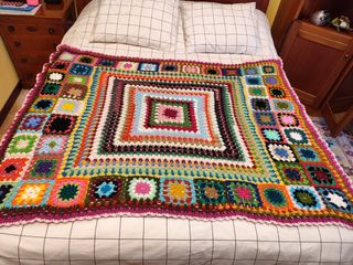 Manta crochet multicolor recién hecha a mano