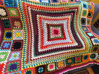Manta crochet multicolor recién hecha a mano
