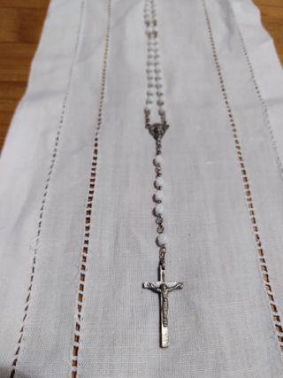 Rosario bianco con croce in metallo