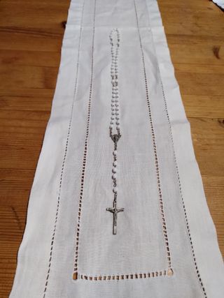 Rosario bianco con croce in metallo