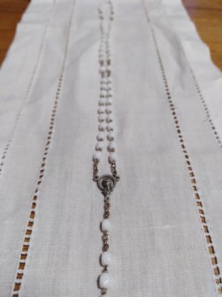 Rosario bianco con croce in metallo