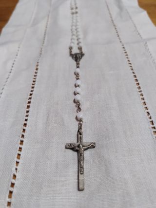 Rosario bianco con croce in metallo