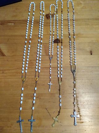 Rosario bianco con croce in metallo