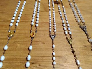 Rosario bianco con croce in metallo