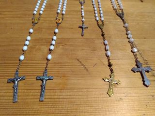 Rosario bianco con croce in metallo