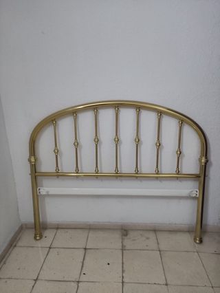 Cabecero dorado de latón.
