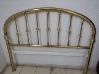 Cabecero dorado de latón.