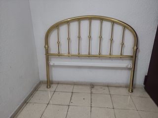 Cabecero dorado de latón.
