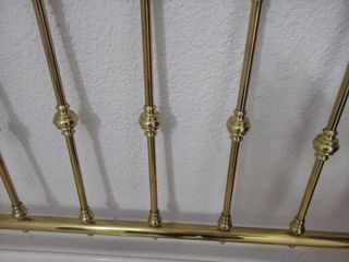 Cabecero dorado de latón.