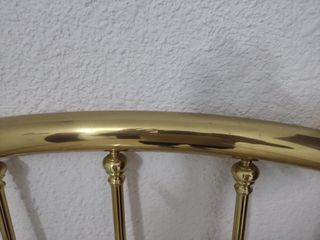 Cabecero dorado de latón.