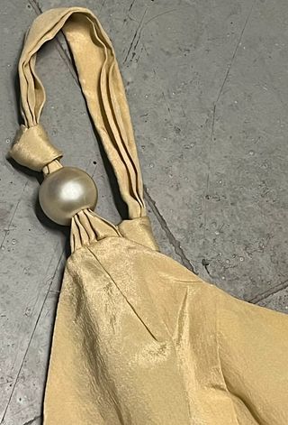 Vestido crema con perlas grandes