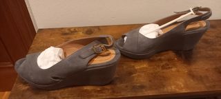Sandalias cuña gris mujer