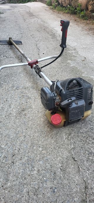 Desbrozadora Kawasaki KBH48 de 48cc con 2.8cv.