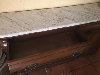 Mueble recibidor de mármol y madera