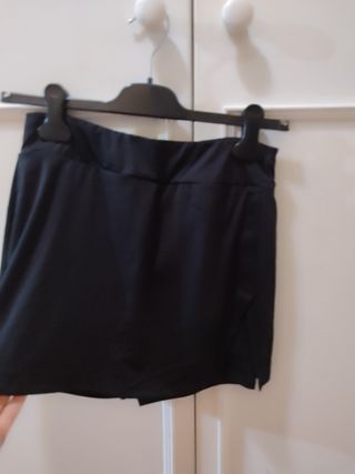 Falda deportiva negra corta