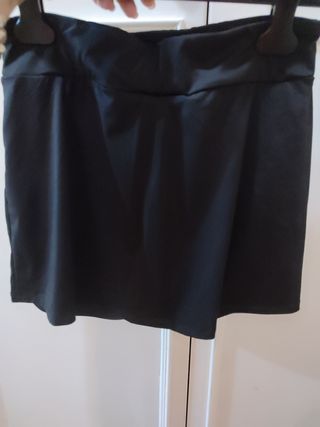 Falda deportiva negra corta
