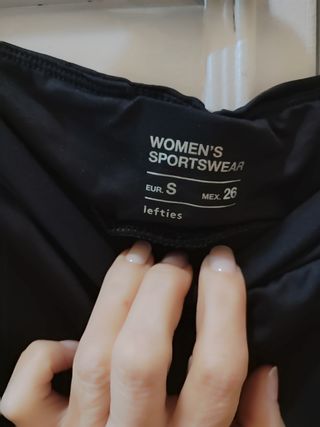 Falda deportiva negra corta