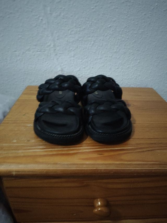 Sandalias negras trenzadas Corina