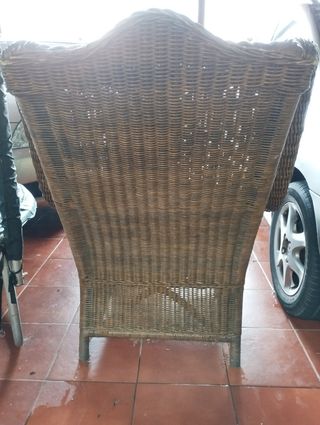 Sillón de mimbre marrón
