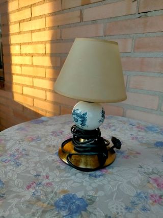 Lampara mesita porcelana blanca y dorada