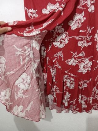 Falda midi Zara roja floral