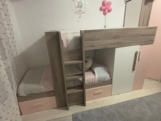 Habitación infantil rosa y madera