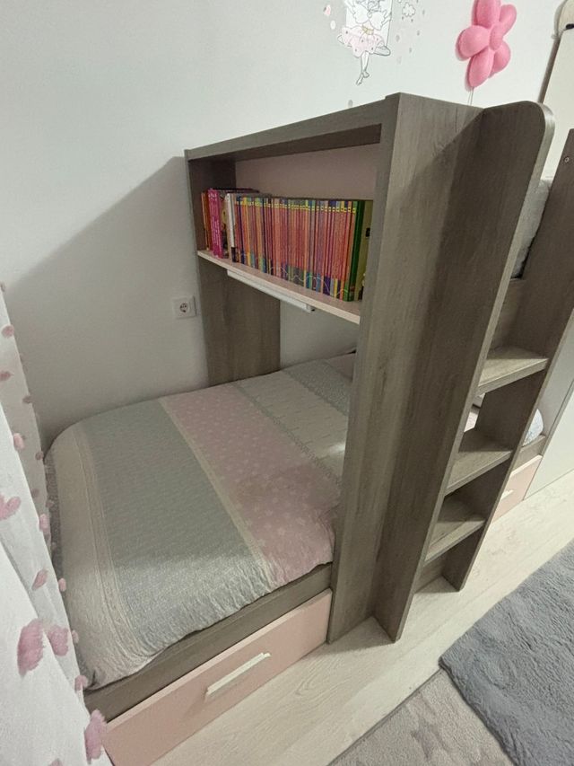 Habitación infantil rosa y madera