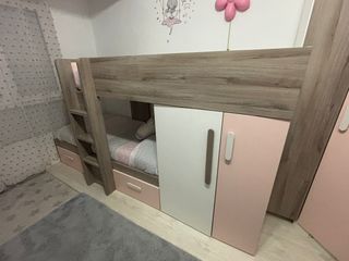 Habitación infantil rosa y madera