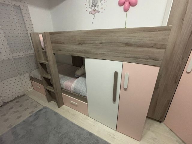 Habitación infantil rosa y madera