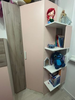 Habitación infantil rosa y madera