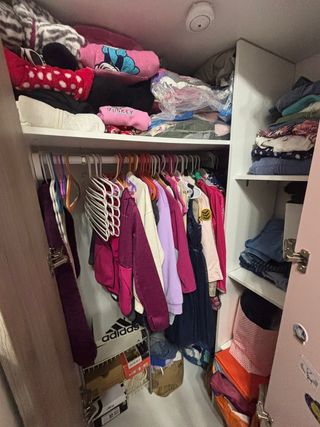 Habitación infantil rosa y madera