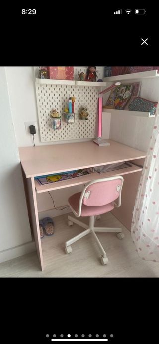 Habitación infantil rosa y madera