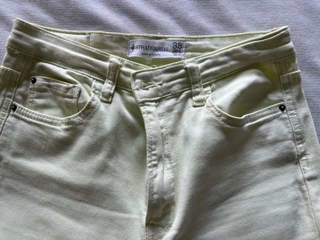 Vaqueros Stradivarius limón