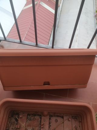 Jardineras plásticas marrones