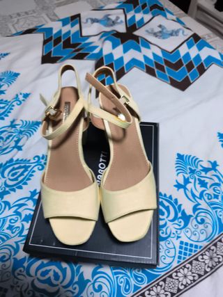 Sandalias  beige tacón grueso