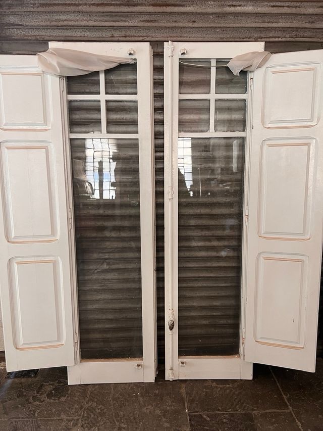 2 Porticones antiguos blancos