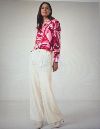 Pantalones blancos estilo palazzo